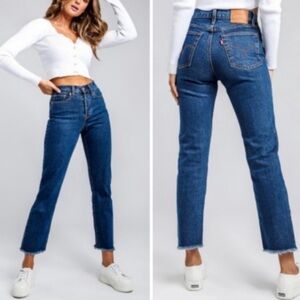 Levi’s wedgie straight crop frayed hem in medium wash size 26 x 26